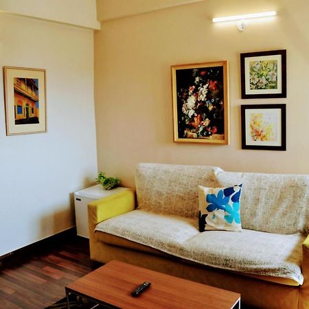 Studio Apartment with Green lawns Noida Buitenkant foto