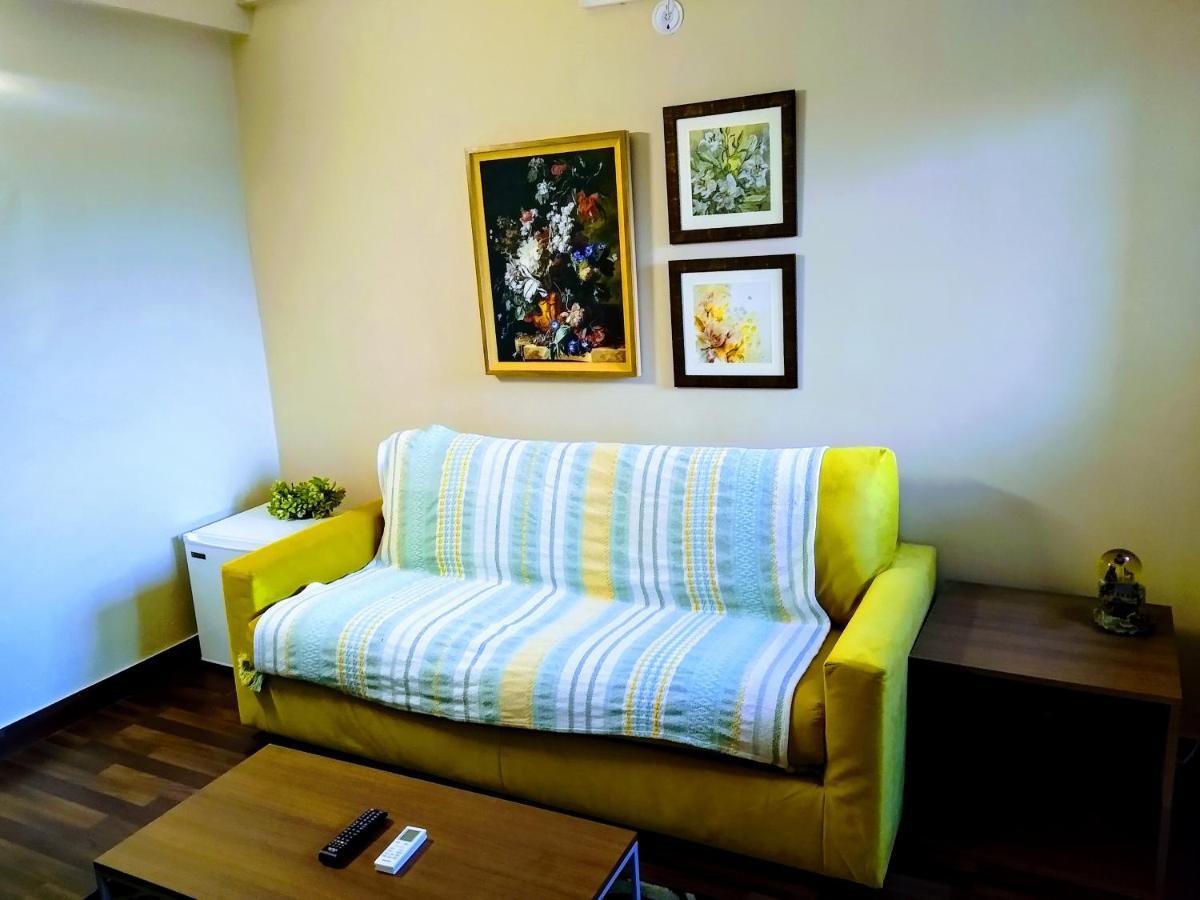 Studio Apartment with Green lawns Noida Buitenkant foto