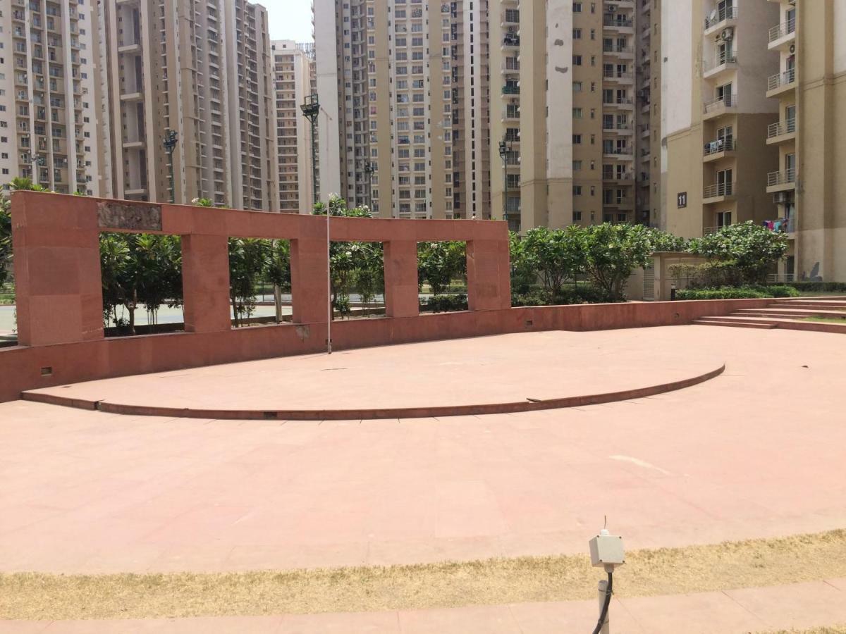 Studio Apartment with Green lawns Noida Buitenkant foto