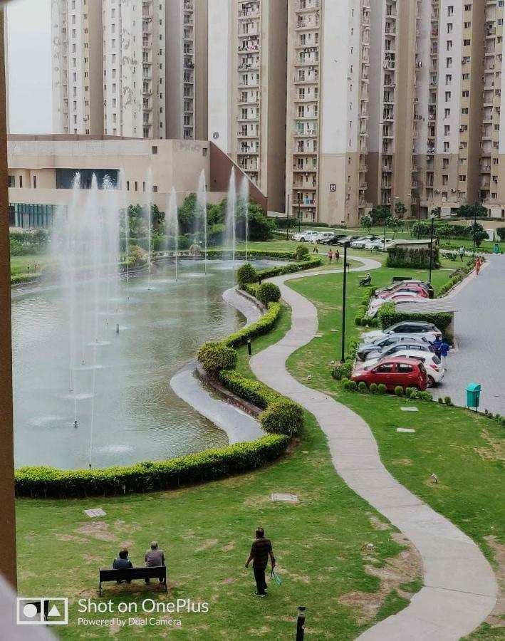 Studio Apartment with Green lawns Noida Buitenkant foto